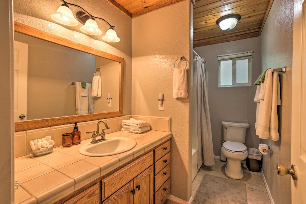 Remodeled Crestline Retreat Walk To Lake Gregory! エクステリア 写真