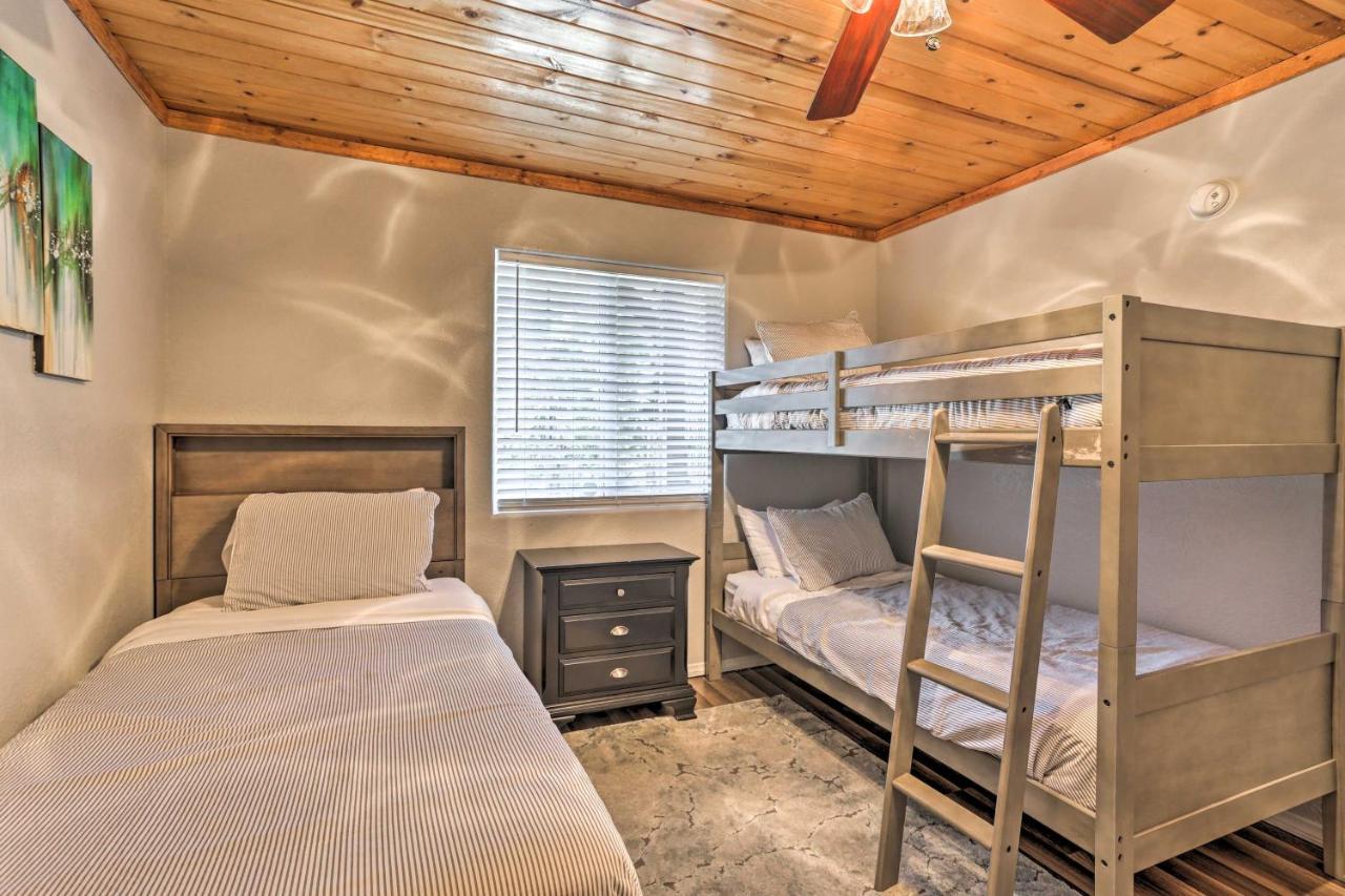 Remodeled Crestline Retreat Walk To Lake Gregory! エクステリア 写真