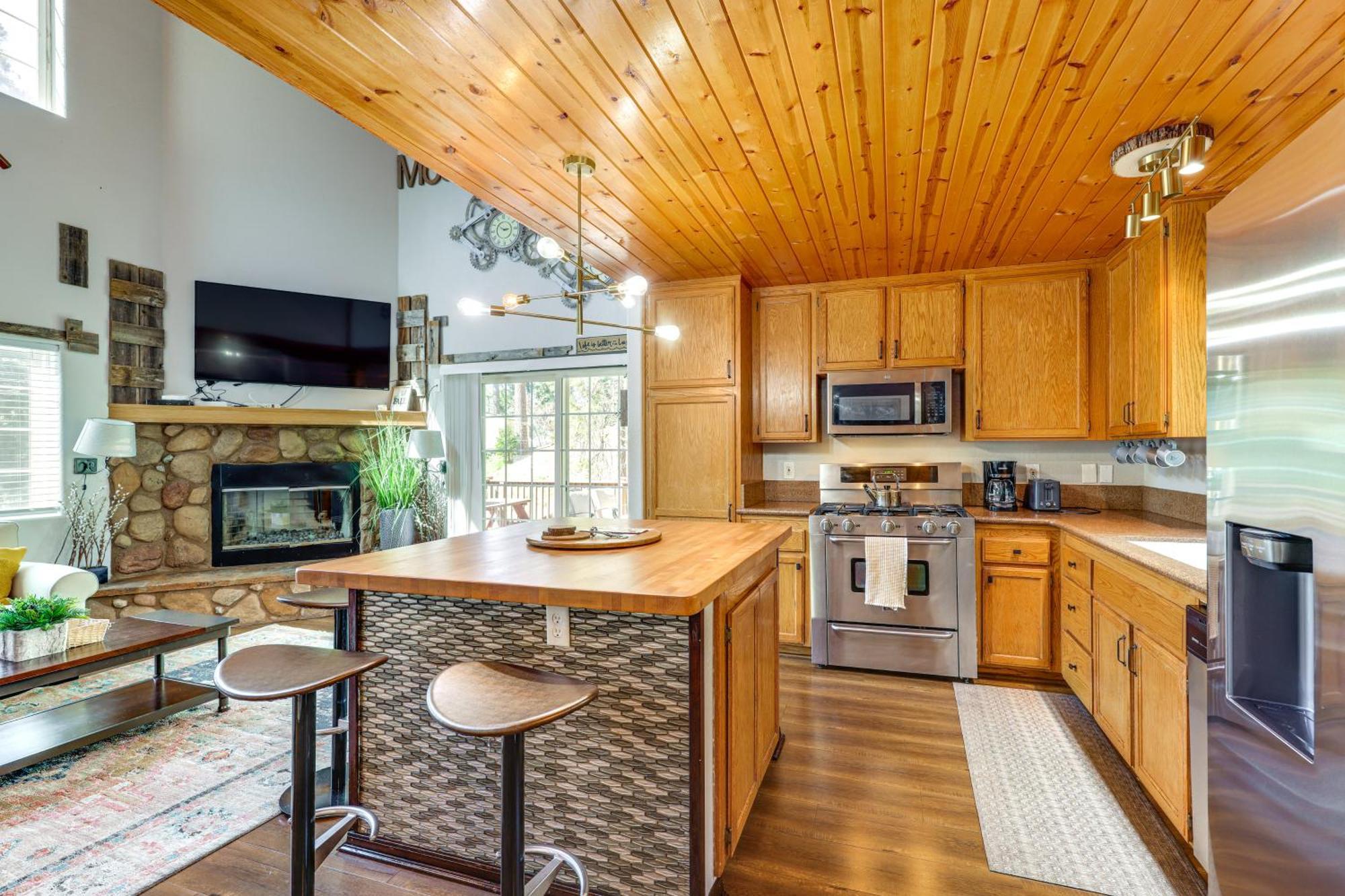 Remodeled Crestline Retreat Walk To Lake Gregory! エクステリア 写真