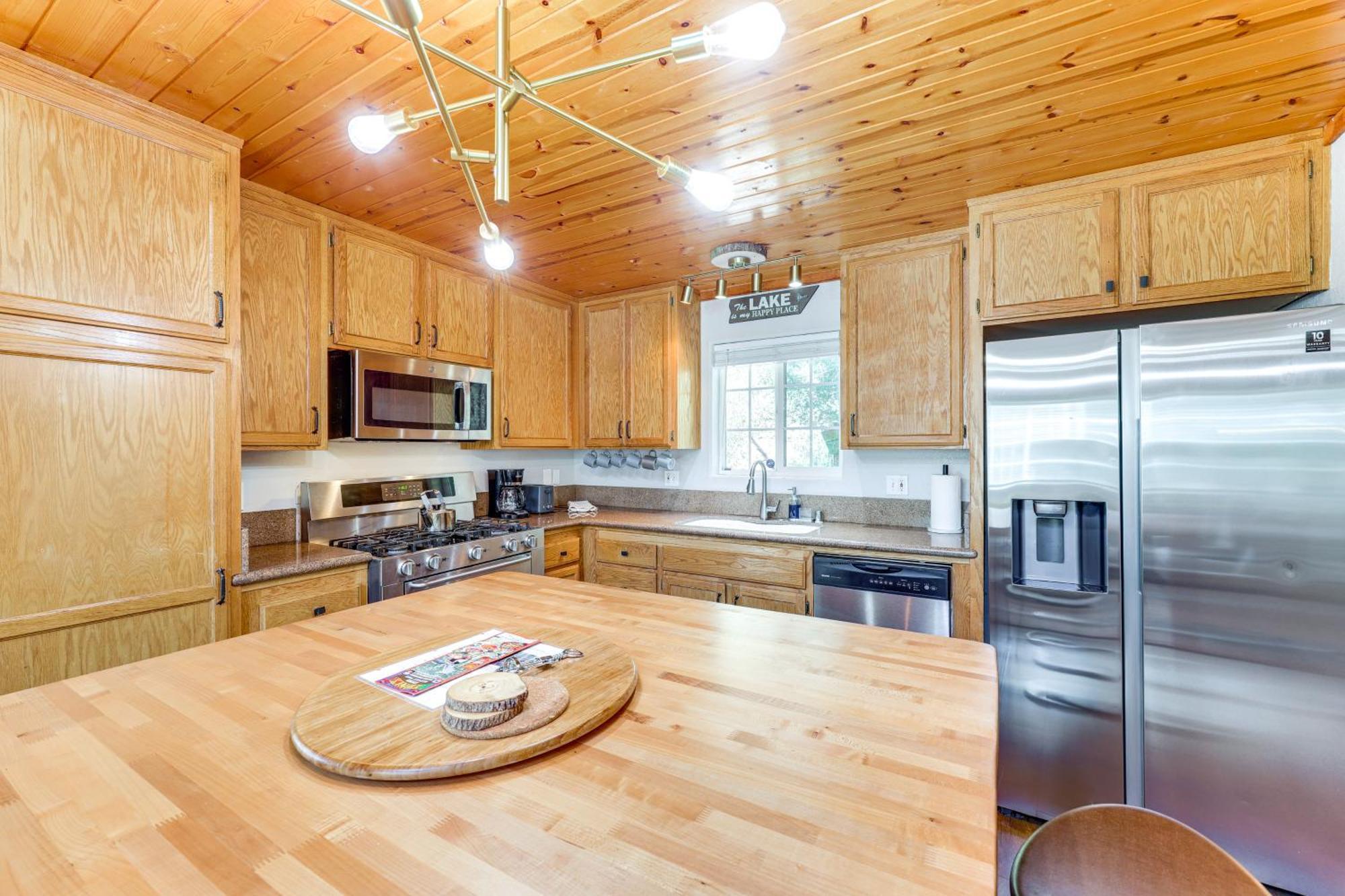 Remodeled Crestline Retreat Walk To Lake Gregory! エクステリア 写真