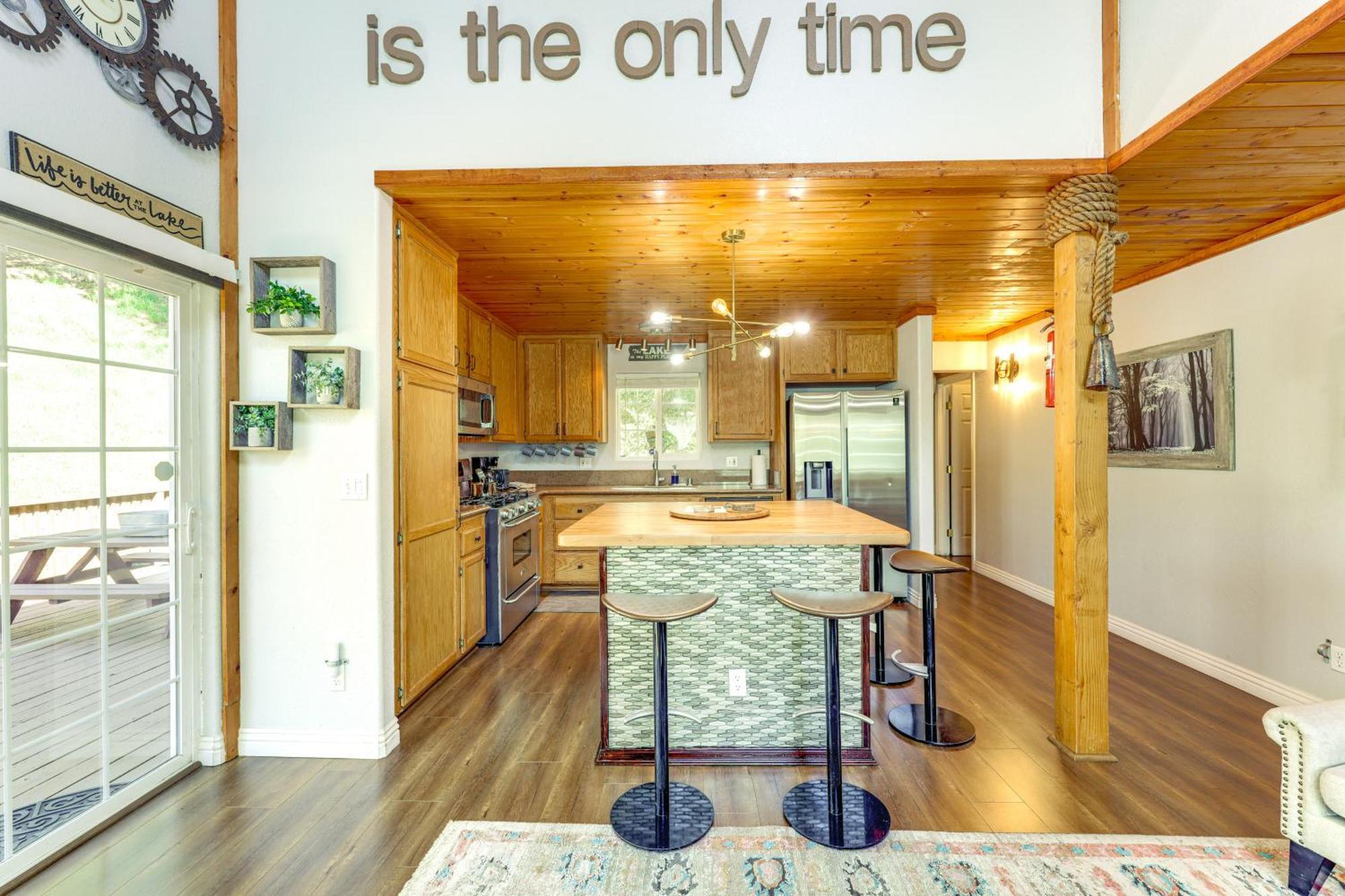 Remodeled Crestline Retreat Walk To Lake Gregory! エクステリア 写真