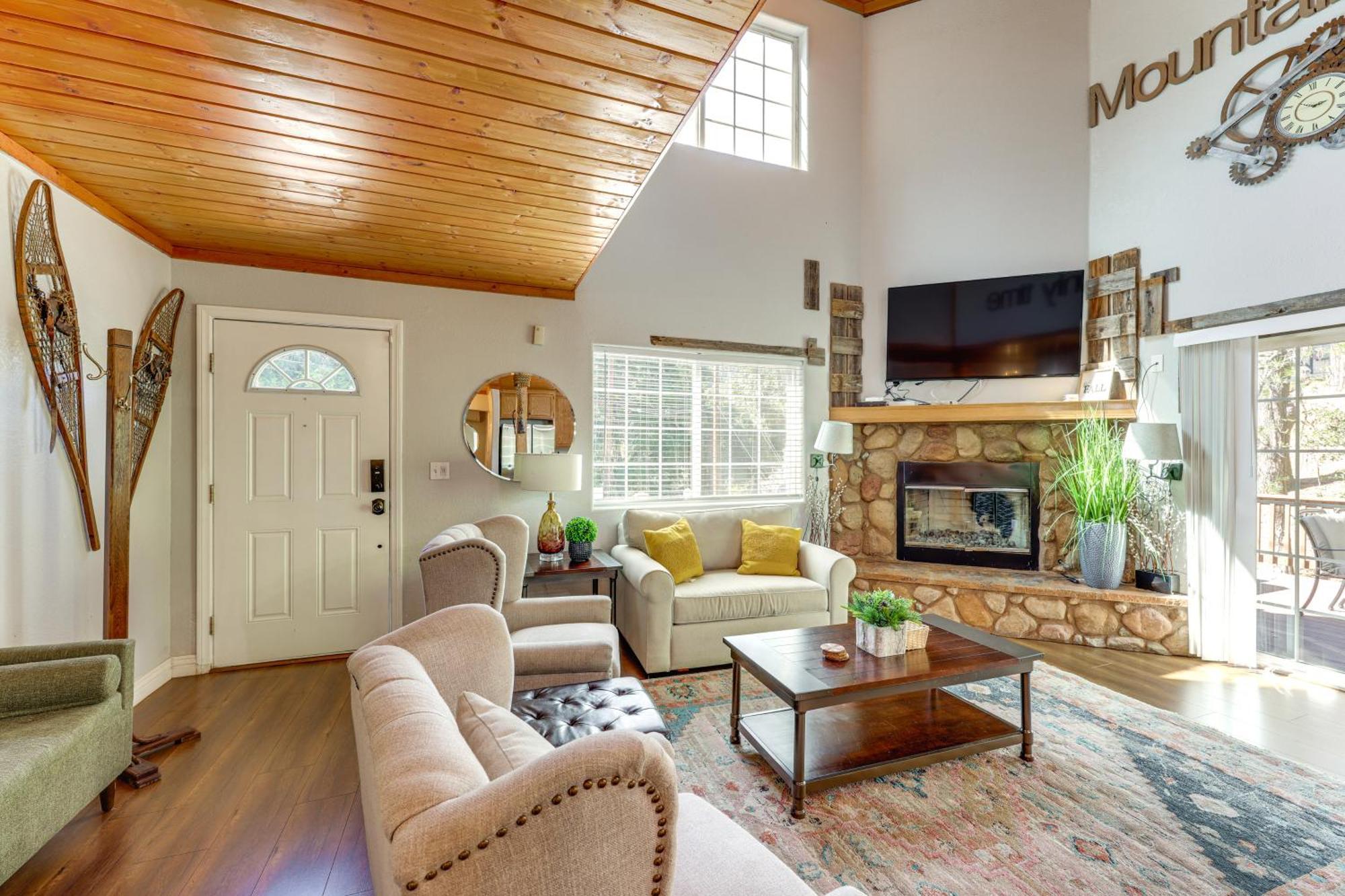Remodeled Crestline Retreat Walk To Lake Gregory! エクステリア 写真